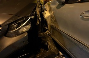 Polizei Duisburg: POL-DU: Duissern: Alkoholisierter Autofahrer hinterlässt Trümmerfeld