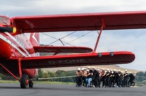 ProSieben: Wie viele Türsteher können ein Flugzeug am Start hindern? Elton präsentiert neue Action-Experimente bei "Alle gegen Einen" live auf ProSieben