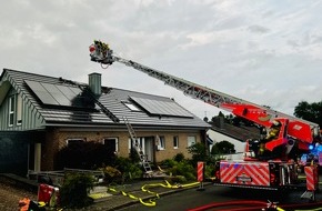 Feuerwehr Bergisch Gladbach: FW-GL: Dachstuhlbrand nach Blitzeinschlag in Einfamilienhaus im Stadtteil Schildgen von Bergisch Gladbach