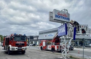 Feuerwehr Iserlohn: FW-MK: Leuchtreklame droht abzustürzen