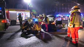 Feuerwehr Dortmund: FW-DO: PKW kollidiert mit Stadtbahn Fahrer des PKW musste aufwändig gerettet werden