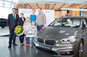 BMW Welt: Eine Welt mit 15.000.000 Besuchern / BMW Welt und BMW Markenbotschafterin Karolína Kurková überraschen Jubiläumsbesucher