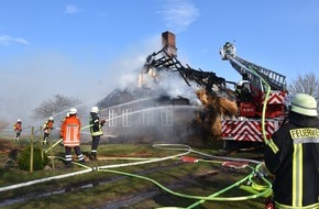 Polizeiinspektion Delmenhorst / Oldenburg - Land / Wesermarsch: POL-DEL: Landkreis Wesermarsch: Brand eines reetgedeckten Fachwerkhauses in Berne ++ Hoher Sachschaden ++ Ermittlungen zur Brandursache dauern an