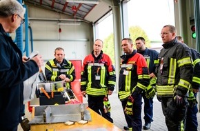 PAUL MÜLLER GmbH: Rettungsarbeiten an Hochvolt-Fahrzeugen - Feuerwehren machen sich in Wiesmoor fit für den Einsatz mit E-Autos
