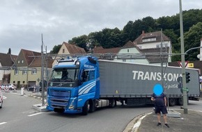 Polizeiinspektion Landstuhl: POL-PILAN: Lastwagen missachtet Höhenbegrenzung