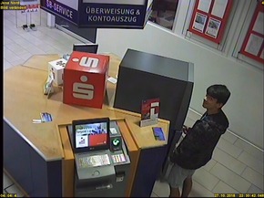 Hier versuchen diese beiden Jugendlichen, einen Geldautomaten aufzubrechen.