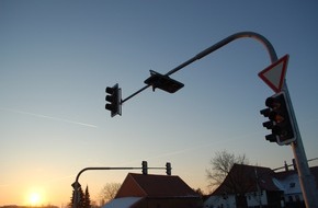 Polizeiinspektion Nienburg / Schaumburg: POL-STH: Mit Ladekran Ampel beschädigt