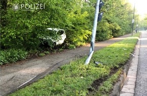 Polizeipräsidium Westpfalz: POL-PPWP: Unfallauto geparkt - zu Fuß abgehauen