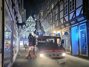 FW Celle: Gastronomieküche in historischen Altstadt in Vollbrand - mehrere Personen in Fachwerkhaus eingeschlossen!