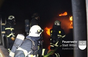 Feuerwehr Witten: FW Witten: Brand in Herbede, Rauch steigt aus Geb&auml;ude, gleichzeitig Gasaustritt im Zentrum.