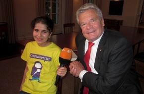 ZDF: Joachim Gauck im Gespräch mit ZDF-"logo!"-Kinderreporterin Sieba (BILD)