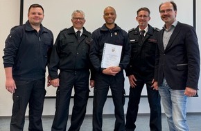 Feuerwehr Schwelm: FW-EN: Besondere Ehrung für Stadtjugendfeuerwehrwart Tom Noquer - Bürgermeister Langhard gratuliert!
