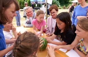 Stiftung Kinder forschen: Mit MINT-Bildung nach den Sternen greifen: ESA-Astronautin und Bundesbildungsministerin machen Berliner Kinder fit fürs All
