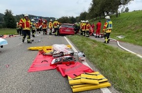 Kreisfeuerwehrverband Bodenseekreis e. V.: KFV Bodenseekreis: Frontalzusammenstoß: Feuerwehr befreit eingeklemmte Fahrerin