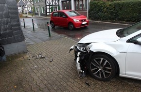 Polizei Rheinisch-Bergischer Kreis: POL-RBK: Leichlingen - Pkw erfasst beinahe Fußgängerin und rammt eine Hauswand