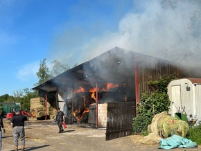 FW Ratingen: Brand einer Lagerhalle mit Heuballen