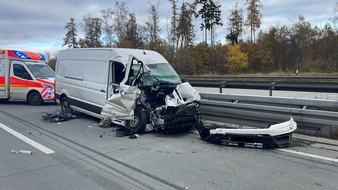 Autobahnpolizeiinspektion: API-TH: schwerer Auffahrunfall, Person im Fahrzeug eingeklemmt