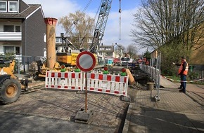 Feuerwehr Essen: FW-E: Bei Tiefbauarbeiten Gasleitung angebohrt, Baggerführer reagiert richtig und zieht den Bohrer nicht zurück