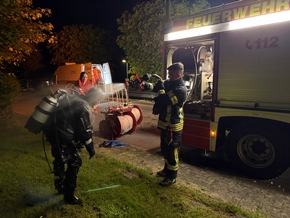 FW-AUR: PKW im Wasser