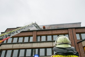 FW Voerde: Schwerer Verkehrsunfall auf dem Rathausplatz in Voerde