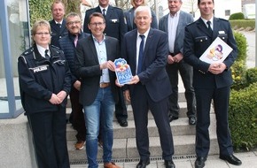 Polizei Homberg: POL-HR: Borken: Borken ist fünfte KOMPASS-Kommune in Schwalm-Eder-Kreis - Polizeipräsident Stelzenbach überreicht Begrüßungsschild