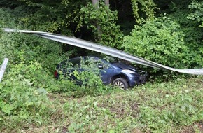 Polizeidirektion Wittlich: POL-PDWIL: Verkehrsunfall - PKW durchbricht die Schutzplanke