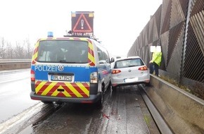 Verkehrsdirektion Koblenz: POL-VDKO: Verkehrsunfall durch Schneeglätte mit Beteiligung eines Polizeifahrzeugs