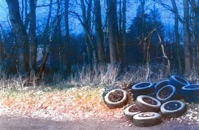Polizeiinspektion Stade: POL-STD: Nach Schockanruf - Geldübergabe verhindert - Geldbote festgenommen, Zwei Einbrüche in Hammah, Polizei Stade sucht Zeugen für illegale Müllentsorgung, Glatteislage am heutigen Vormittag im Landkreis