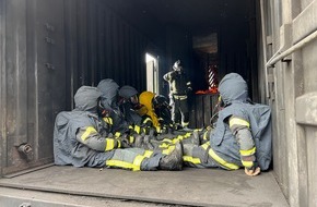 Freiwillige Feuerwehr Alpen: FW Alpen: Sicherheit im Einsatz: Freiwillige Feuerwehr der Gemeinde Alpen trainiert auf Training-Base in Weeze