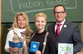 ROLAND Rechtsschutz-Versicherungs-AG: Annette Frier begleitet Grundschüler auf "Weltreise" für Kinderrechte (mit Bild)