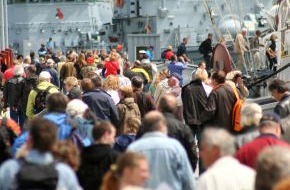 Presse- und Informationszentrum Marine: Deutsche Marine: Pressemeldung: Neuer Besucherrekord bei der Marine -  Außerplanmäßiges "Open Ship" am Mittwoch
