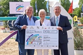 RADIO REGENBOGEN: Scheck&uuml;bergabe beim Maimarkt-Turnier Mannheim.