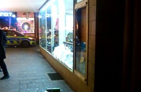 Polizei Minden-Lübbecke: POL-MI: Mit Feuerlöscher Scheibe eingeschlagen