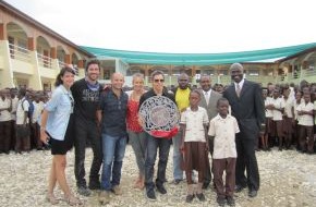 nph Kinderhilfe Lateinamerika e.V.: Ben Stiller geht zur Schule / Hollywood Schauspieler besucht nph Projekt in Haiti (BILD)