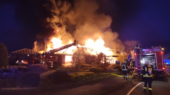 Freiwillige Feuerwehr Celle: FW Celle: Gartenbaumarkt in Celle in Vollbrand - 1. Lagemeldung!