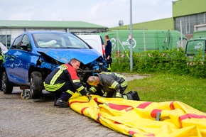 Rettungsarbeiten an Hochvolt-Fahrzeugen - Feuerwehren machen sich in Wiesmoor fit für den Einsatz mit E-Autos