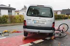 Polizei Rheinisch-Bergischer Kreis: POL-RBK: Odenthal - Verkehrsunfall zwischen Pkw und Fahrrad - Fahrradfahrer erleidet lebensgefährliche Verletzungen - Zeugen gesucht