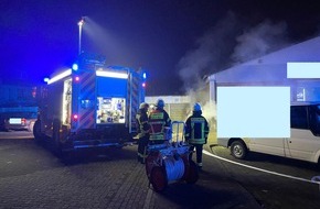 Freiwillige Feuerwehr Kalkar: Feuerwehr Kalkar: PKW Brand an einem Autohaus