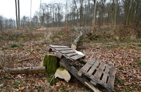 Polizeipr&auml;sidium Nordhessen: POL-KS: Unbekannte besch&auml;digen B&auml;ume im Wald und bauen Mountainbikestrecke: Polizei erbittet Hinweise