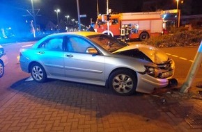 Polizeipräsidium Rheinpfalz: POL-PPRP: Betrunkene Autofahrerin beschädigt Fußgängerampel