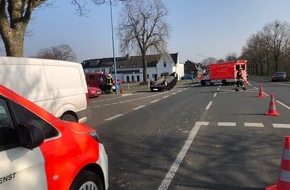Freiwillige Feuerwehr Bedburg-Hau: FW-KLE: Verkehrsunfall:Fahrzeug überschlägt sich