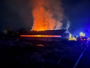 POL-STD: Großalarm in Wischhafen - Stallgebäude durch Feuer erheblich beschädigt, Unbekannte werfen Steine auf Radfahrer in Stade - Polizei sucht Zeugen