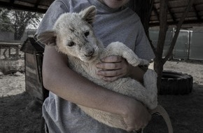 VIER PFOTEN - Stiftung für Tierschutz: Hände weg von Wildtier-Selfies im Urlaub!