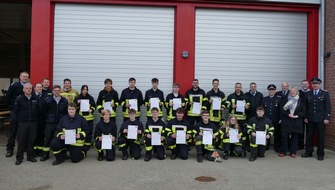 Freiwillige Feuerwehr S&uuml;dheide: FW S&uuml;dheide: 16 neue Einsatzkr&auml;fte f&uuml;r die Freiwillige Feuerwehr 12 neue Feuerwehrleute aus der Gemeinde S&uuml;dheide und 4 Mitglieder aus der Gemeinde Fa&szlig;berg erreichen die "Qualifikationsstufe Einsatzf&auml;higkeit".