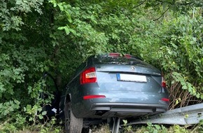 Polizei Bochum: POL-BO: Von der Fahrbahn abgekommen: Autofahrer (64) nach Alleinunfall in Herne leicht verletzt
