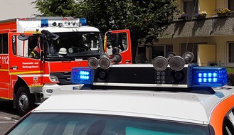 Feuerwehr und Rettungsdienst Bonn: FW-BN: Gemeldete Rauchentwicklung in einem Mehrfamilienhaus mit eingeschlossenen Personen im Obergeschoss und Gewässerverunreinigung stellen sich glücklicherweise als Fehlalarm heraus.