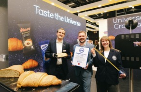 XXL-Croissant auf der Messe ISM &ndash; mit 85 Zentimetern holt KuchenMeister den Back-Weltrekord nach Deutschland