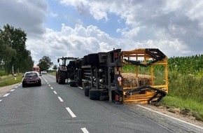 Polizeiinspektion Heidekreis: POL-HK: Bad Fallingbostel: Traktorgespann kippt um - Fahrer unter Alkohol (Foto im Anhang)