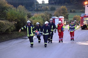 FW-OE: Feuerwehr übt den Umgang mit Gefahrgut - Menschenrettung und Brandbekämpfung auf Firmengelände