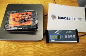 Bundespolizeidirektion Sankt Augustin: BPOL NRW: Fahndungserfolg der Bundespolizei; 32-Jährige Deutsche mit 1,1 Kilogramm Kokain im Wert von 83.000 Euro auf der Autobahn A 40 bei Straelen festgenommen